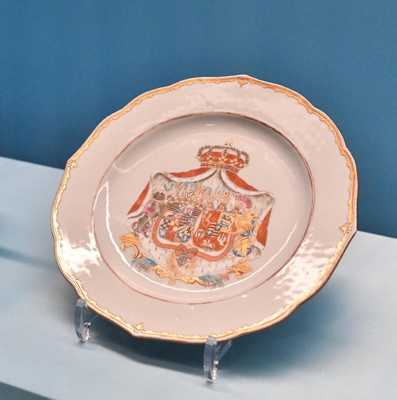 Photo shows an armorial dish in Canton enamels from the Qianlong reign, Qing dynasty (Collection of Guangzhou Museum). 