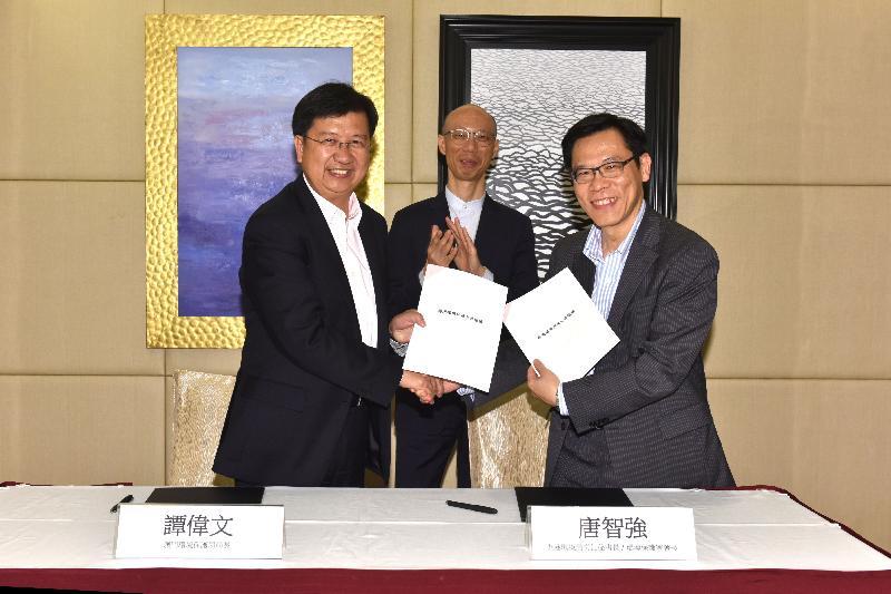 The Permanent Secretary for the Environment/Director of Environmental Protection, Mr Donald Tong (right), signed the Hong Kong - Macao Environmental Protection Co-operation Agreement with the Director of the Macau Environmental Protection Bureau, Mr Raymond Tam (left), today (October 26) to strengthen mutual exchange and collaboration in various areas of environmental protection. The signing was witnessed by the Secretary for the Environment, Mr Wong Kam-sing (centre).