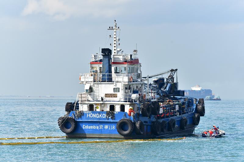 Two annual marine pollution joint response exercises, this year code-named Oilex 2016 and the Maritime Hazardous and Noxious Substances Exercise 2016, were held simultaneously this morning (October 27) off Tuen Mun. Photo shows oil combat teams using floating barrier booms to prevent a simulated spill from spreading. 