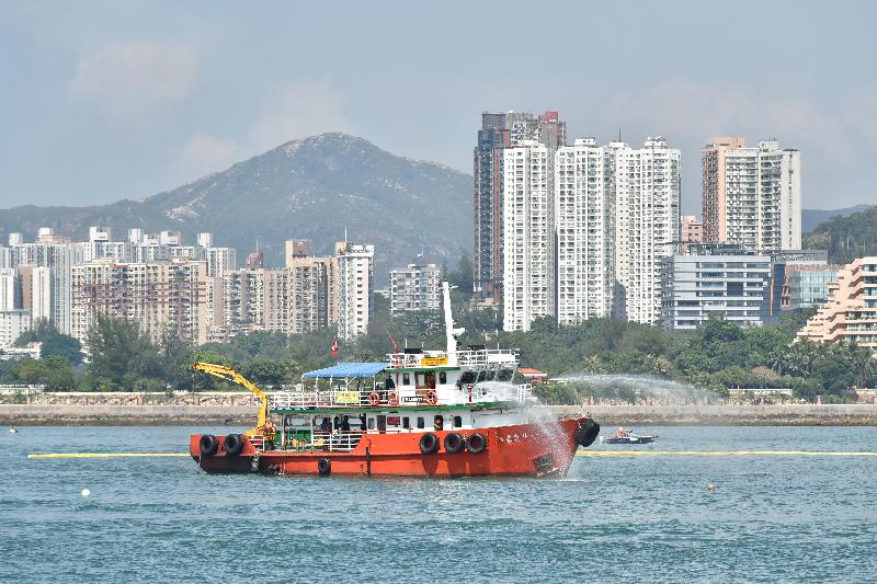 Two annual marine pollution joint response exercises, this year code-named Oilex 2016 and the Maritime Hazardous and Noxious Substances Exercise 2016, were held simultaneously this morning (October 27) off Tuen Mun. Photo shows a pollution control vessel simulating the spraying of oil dispersant onto oil on the sea surface.