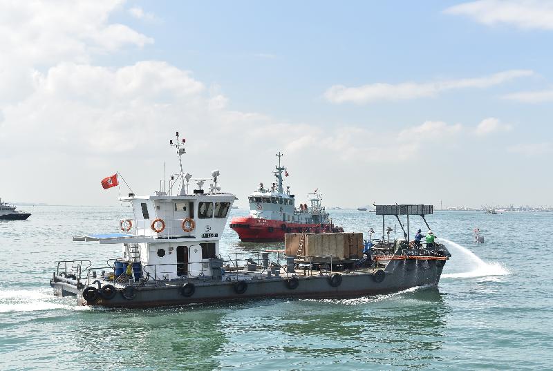 Two annual marine pollution joint response exercises, this year code-named Oilex 2016 and the Maritime Hazardous and Noxious Substances Exercise 2016, were held simultaneously this morning (October 27) off Tuen Mun. Photo shows a pollution control vessel spraying sea water onto the sea to simulate the dispersal of an acidic plume and expediting the dilution of phosphoric acid solution.
