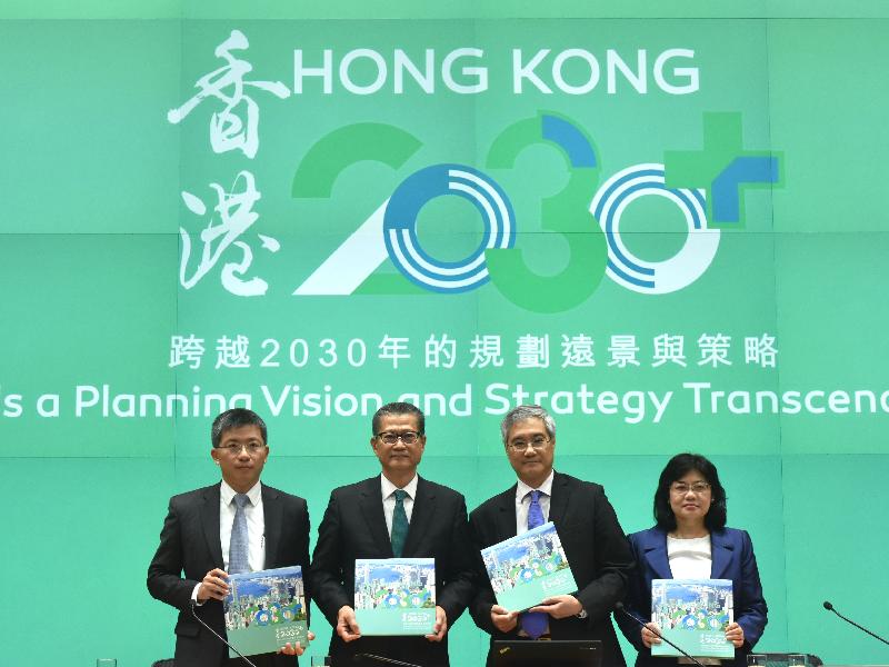 The Secretary for Development, Mr Paul Chan (second left), and the Director of Planning, Mr Ling Kar-kan (second right), held a press conference today (October 27) on the public engagement exercise on "Hong Kong 2030+: Towards a Planning Vision and Strategy Transcending 2030". The Deputy Secretary for Development (Planning and Lands), Mr Thomas Chan (first left), and the Deputy Director of Planning (Territorial), Ms Phyllis Li (first right), were also present.