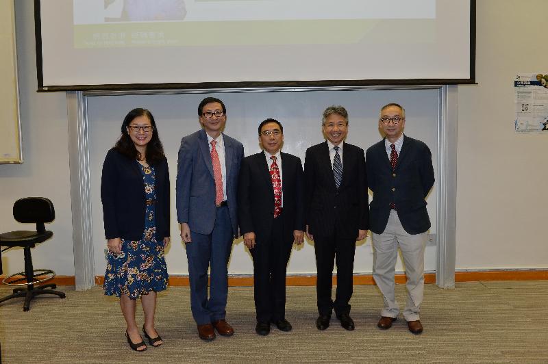 The Director of the Sichuan Wolong National Nature Reserve Administration, Mr Zhang Hemin, attended a public forum on Wolong reconstruction and conservation of giant pandas at the Education University of Hong Kong yesterday (October 27). Picture shows Mr Zhang (centre) with the the President of the Education University of Hong Kong, Professor Stephen Cheung (second right); the Vice Presidents of the Education University of Hong Kong, Ms Sarah Wong (first left); Professor John Lee (second left); and Professor Lui Tai-lok (first right). 