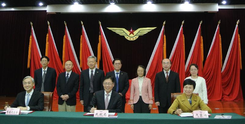 The Director of the Hong Kong Observatory, Mr Shun Chi-ming (front row, left); the Deputy Administrator of the Civil Aviation Administration of China, Mr Wang Zhiqing (front row, centre); and the Deputy Administrator of the China Meteorological Administration, Ms Jiao Meiyan (front row, right), sign a co-operation agreement for establishing the Asian Aviation Weather Centre in Beijing today (October 28). 