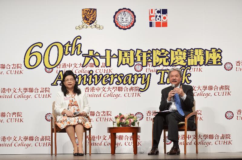 財政司司長曾俊華（右）今日（十月二十八日）出席香港中文大學聯合書院六十周年院慶講座，並回應學生提問。