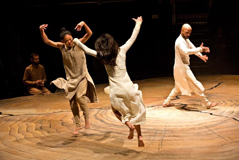 着名编舞艾甘‧汉的最新力作《轮》是「新视野艺术节」的闭幕节目，于十一月十九日及二十日在香港文化中心大剧院上演。三位舞者在节目中以精湛的舞艺和高能量的张力，震慑观众。