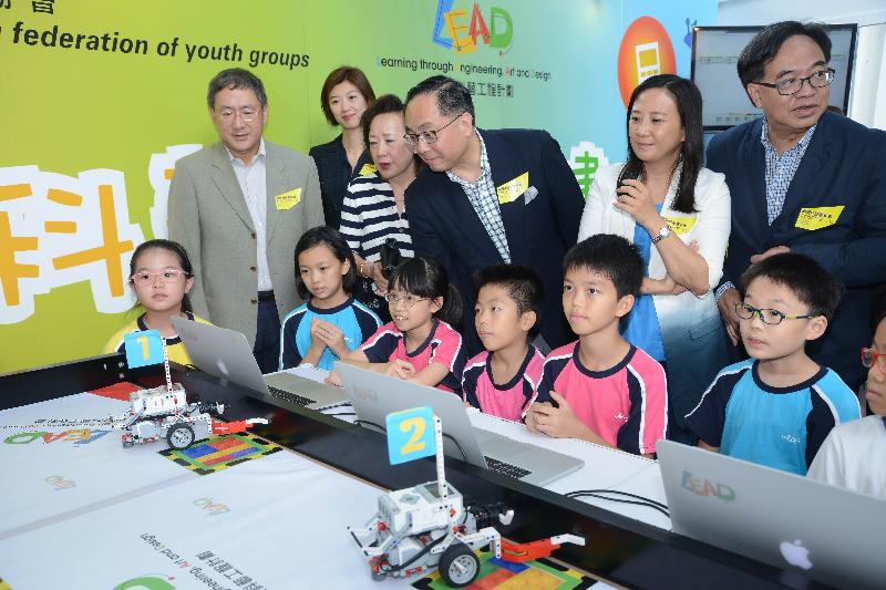 The Secretary for Innovation and Technology, Mr Nicholas W Yang (third right, back row), the Permanent Secretary for Innovation and Technology, Mr Cheuk Wing-hing (first left, back row), and other officiating guests visit the workshop under the Hong Kong Federation of Youth Groups' "Learning through Engineering, Art and Design" (LEAD) project at the InnoCarnival 2016 today (October 29). LEAD is a creativity education project initiated by the Hong Kong Federation of Youth Groups in collaboration with the MIT Media Lab and the Chinese University of Hong Kong.