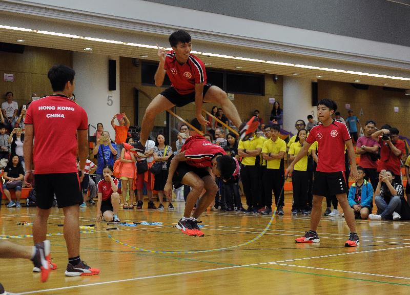 「十八区跳绳大赛」今日（十月三十日）举行，图示参加今年「世界跳绳锦标赛」的香港跳绳代表队为观众呈献精彩刺激的跳绳表演。