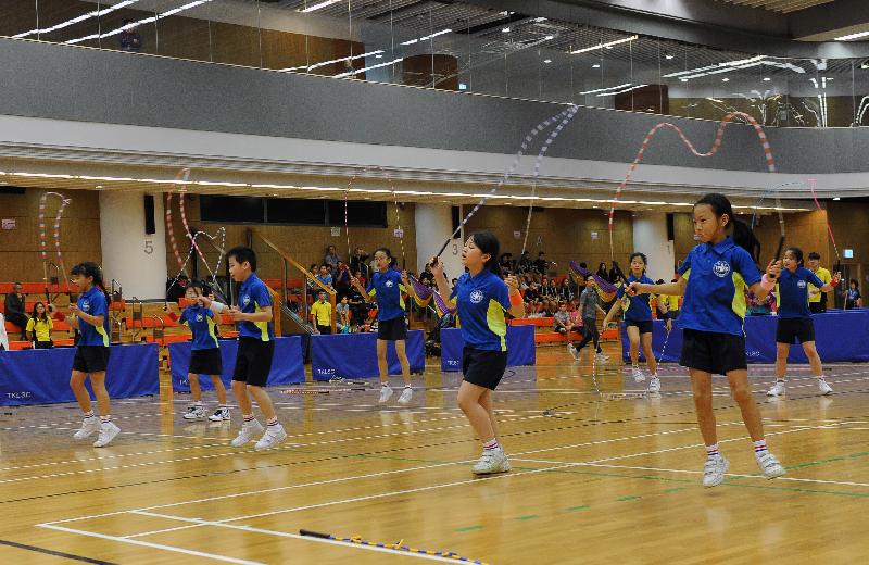 The 18 Districts Rope Skipping Competition was held today (October 30). Photo shows the Tai Po Baptist Public School, the champion of the primary school section, performing on stage.