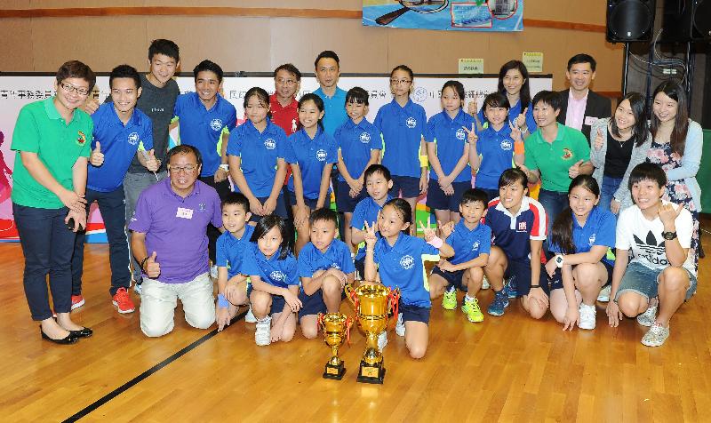 The Deputy Director of Home Affairs, Mr Patrick Li (back row, sixth left), today (October 30) presents an award to the champion of the primary school section of the 18 Districts Rope Skipping Competition, Tai Po Baptist Public School.