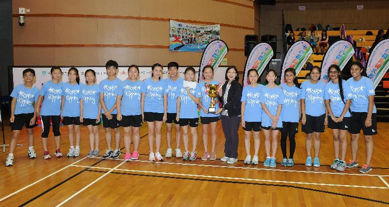 The Director of Home Affairs, Miss Janice Tse (seventh right), today (October 30) presents an award to the champion of the secondary school section of the 18 Districts Rope Skipping Competition, Po Leung Kuk Ngan Po Ling College.