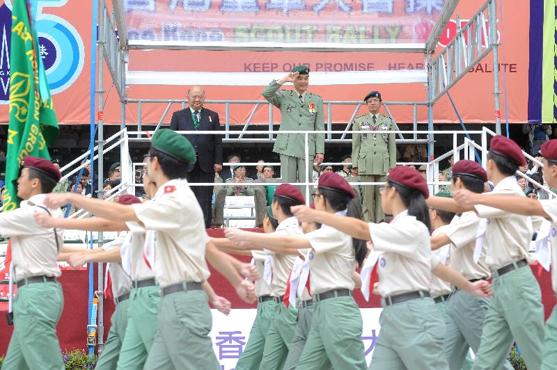 行政长官梁振英今日（十月三十日）上午在香港大球场主持2016年香港童军大会操。图示梁振英（梁）检阅步操队伍。