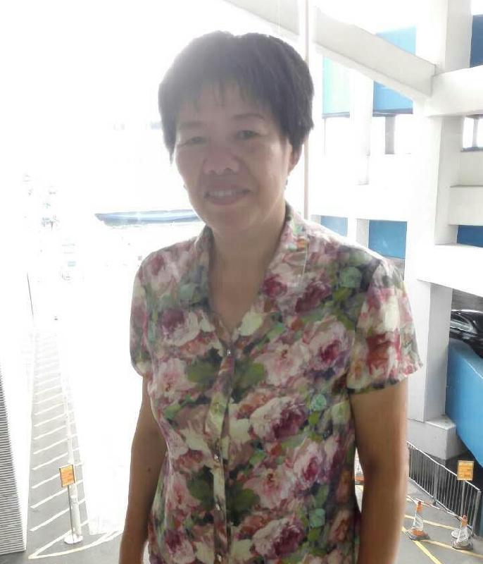 Yao Xiufang, aged 52, is about 1.6 metres tall, 59 kilograms in weight and of medium build. She has a round face with yellow complexion and short straight black hair. She was last seen wearing a short-sleeved T-shirt with pink floral pattern, white trousers, black shoes, a jade bangle on her left wrist and carrying a black bag.