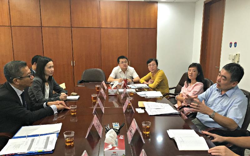 发展局局长陈茂波（左一）今日（十一月一日）继续在厦门的访问行程，与厦门市发展和改革委员会副主任郑春春（右一）会面，就两地发展交流意见和经验。