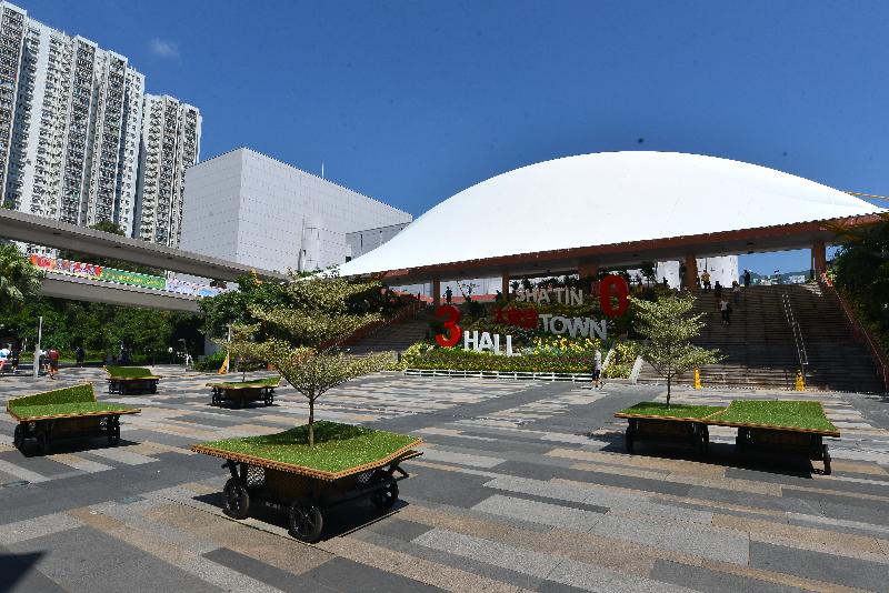 為慶祝沙田大會堂三十周年，沙田大會堂廣場設置專題藝術裝置《C卡車》。