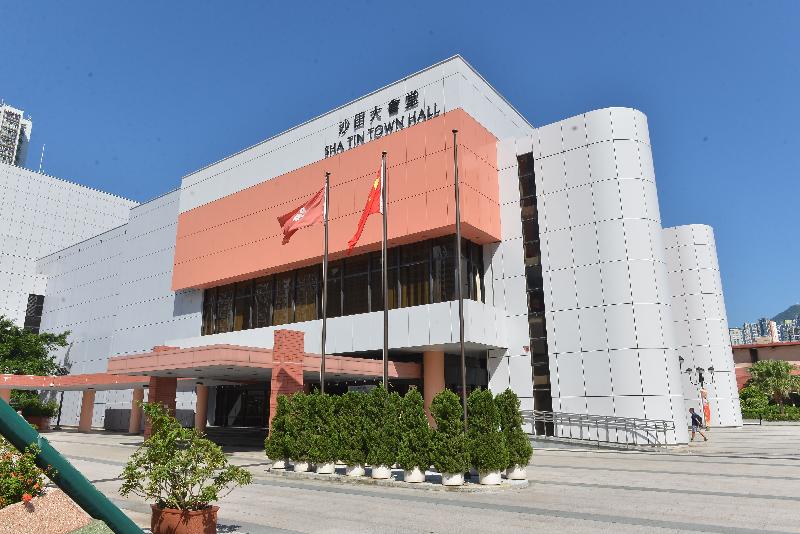 Sha Tin Town Hall has strived to improve and enhance its facilities. This year, renovation of the building exterior of Sha Tin Town Hall was completed.