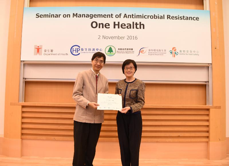 The Director of Health, Dr Constance Chan (right), today (November 2) presents a certificate to the Chairman of the Expert Committee on Antimicrobial Resistance (AMR) under the High-level Steering Committee on AMR, Professor Yuen Kwok-yung, at the Management of AMR - One Health seminar.