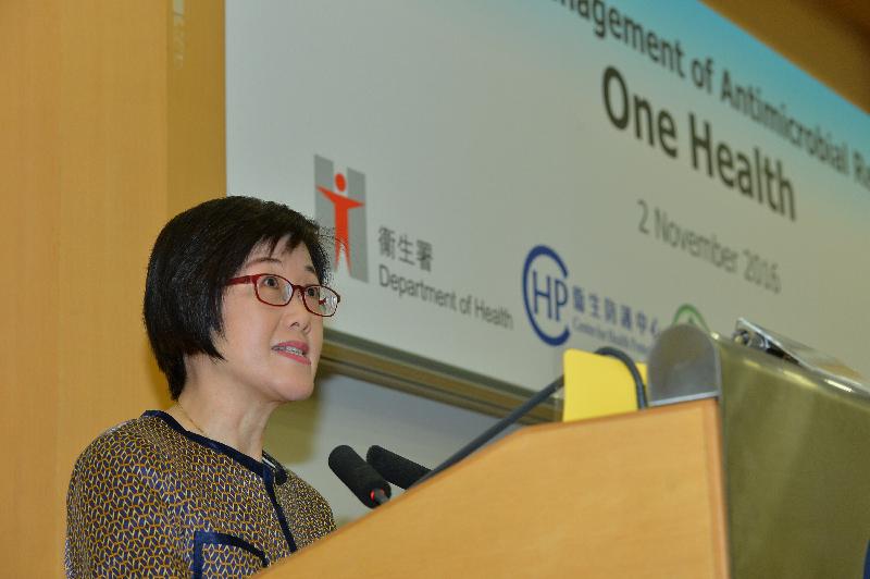 衞生署署長陳漢儀醫生今日（十一月二日）在「應對抗微生物藥物耐藥性策略—一體化健康」研討會上致歡迎辭。