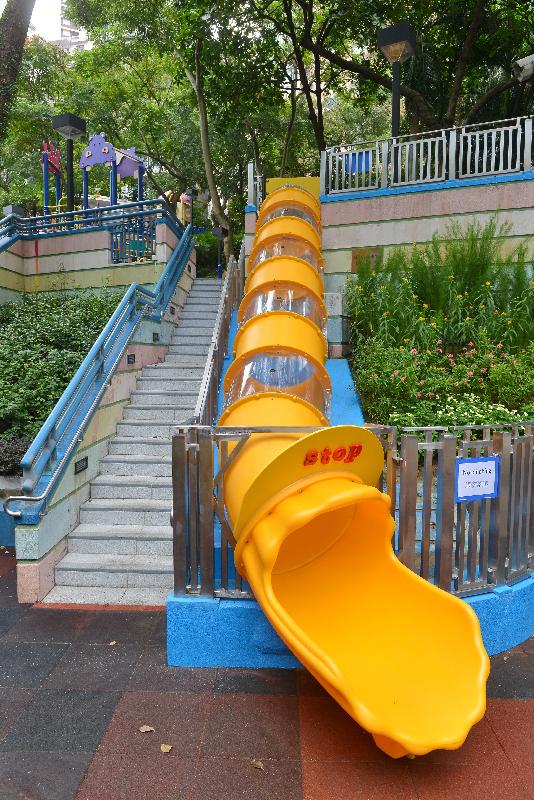 A new tunnel slide has been installed in Hong Kong Park children’s playground and is opened for public use today (November 2). The tunnel slide is about four-metre tall and made of transparent and yellow materials in alternate pattern which allows children to look through the tunnel while playing.
