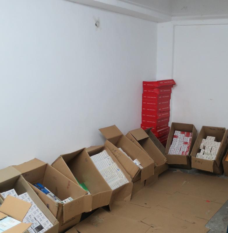 Hong Kong Customs yesterday (November 1) smashed a suspected illicit cigarette storehouse at Tai Kok Tsui and seized about 200 000 sticks of suspected illicit cigarettes with a total value of about $500,000 and duty potential of about $380,000. 