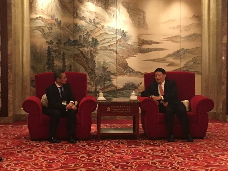 The Secretary for Development, Mr Paul Chan (left), attended the 2016 Ningbo-Hong Kong Economic Co-operation Forum in Ningbo today (November 2). Before the Forum, Mr Chan meets with the Secretary of the Ningbo Municipal Party Committee and Acting Mayor of the Ningbo Municipal Government, Mr Tang Yijun (right).
