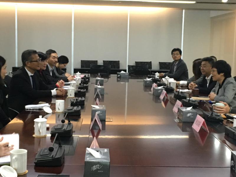 The Secretary for Development, Mr Paul Chan (second left), meets with the Director of the Ningbo Planning Bureau, Ms Wang Liping (first right), today (November 2) to exchange views and experience on city planning and heritage conservation in Hong Kong and Ningbo.