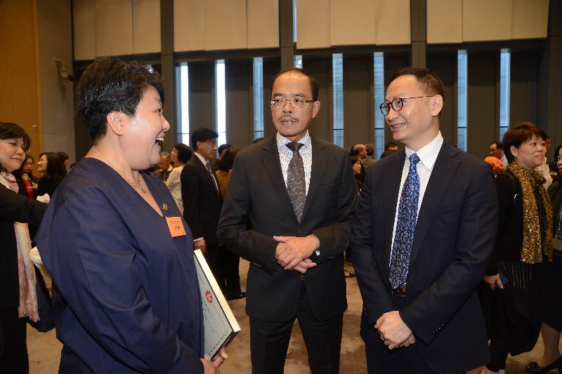 The Secretary for the Civil Service's Commendation Awards Presentation Ceremony was held today (November 3) at the Central Government Offices. Photo shows the Secretary for the Civil Service, Mr Clement Cheung (right), chatting with an award recipient to learn more about her daily work at a cocktail reception held after the ceremony.