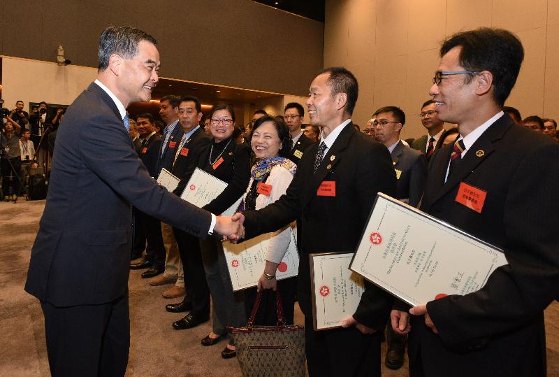 The Chief Executive, Mr C Y Leung, attended a cocktail reception after the Secretary for the Civil Service's Commendation Awards Presentation Ceremony at Central Government Offices in Tamar today (November 3). Photo shows Mr Leung (left) congratulating an award recipient.
