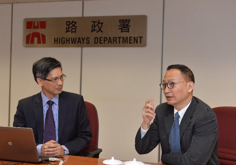 The Secretary for the Civil Service, Mr Clement Cheung (right), visited the Highways Department today (November 4). He first met with the Director of Highways, Mr Daniel Chung, to learn more about the work of the department. 