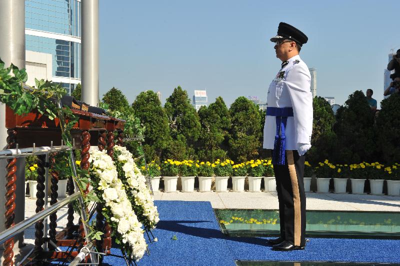 The Commissioner of Police, Mr Lo Wai-chung, pays tribute in front of the Books of Remembrance in which the names of the fallen are inscribed.