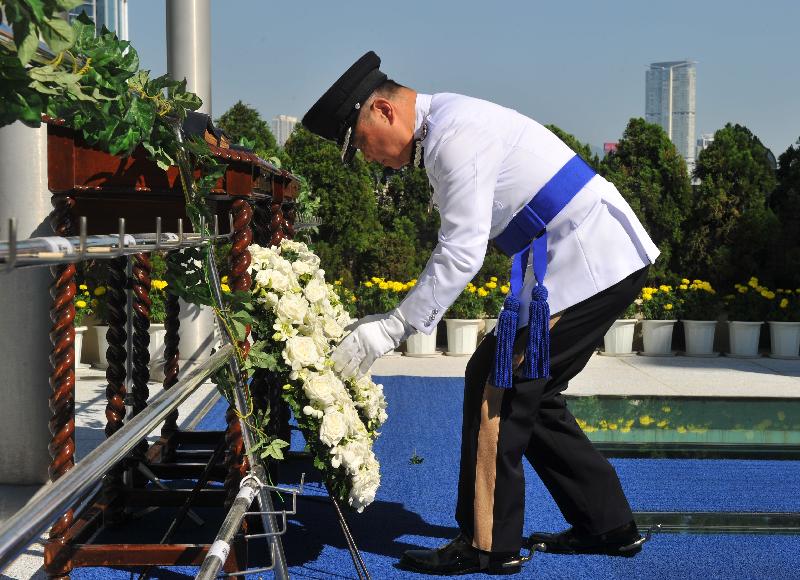 香港辅助警察队总监杨祖赐于纪念册前献上花圈。