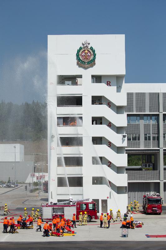 保安局局长黎栋国今日（十一月四日）在消防及救护学院检阅第176届结业学员。图示结业学员示范扑灭火警及救伤工作。


