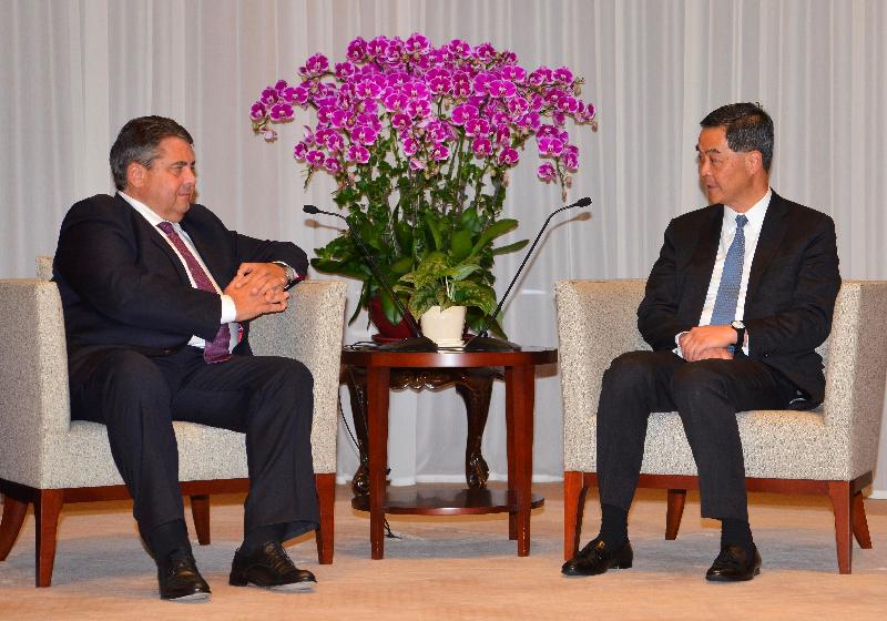 The Chief Executive, Mr C Y Leung (right), met the visiting Deputy Federal Chancellor and Minister for Economic Affairs and Energy of the Federal Republic of Germany, Mr Sigmar Gabriel (left), at the Chief Executive's Office this evening (November 4) to exchange views on issues of mutual concern.