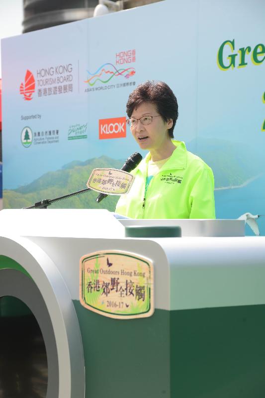 政務司司長林鄭月娥今日（十一月五日）上午在山頂出席「香港郊野全接觸2016」起步禮，並在典禮上致辭。