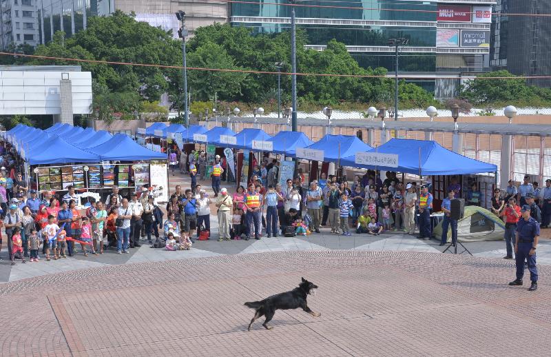 The Civil Aid Service (CAS) held Mountaineering Safety Promotion Day 2016 with various government departments and mountaineering organisations today (November 6) at the Piazza of Kowloon Park, Tsim Sha Tsui. Picture shows performance by police dogs.