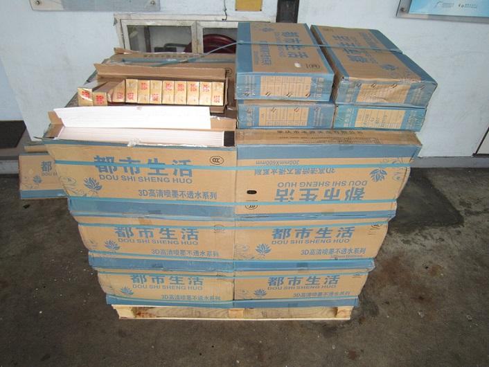 Hong Kong Customs yesterday (November 5) seized about 0.84 million sticks of suspected illicit cigarettes with an estimated market value of about $2.2 million and duty potential of about $1.6 million at Man Kam To Control Point.