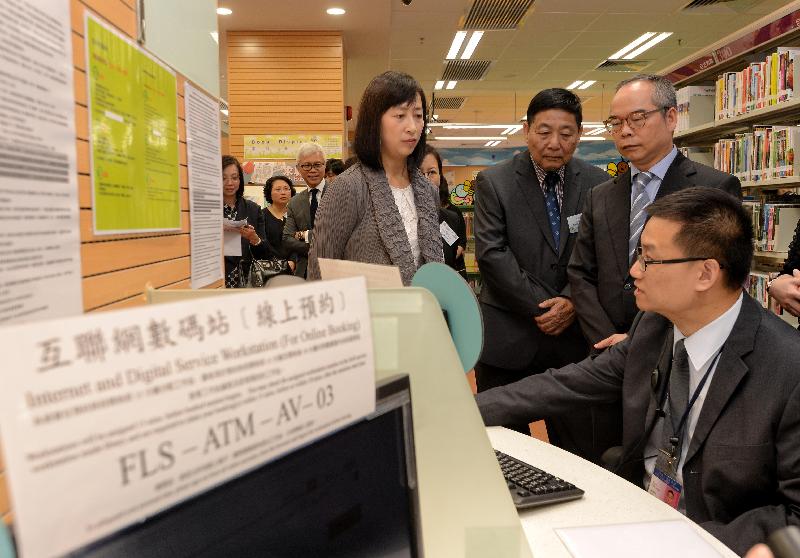 民政事务局局长刘江华今日（十一月七日）出席粉岭南公共图书馆开幕典礼后，与一众嘉宾参观馆内设施。