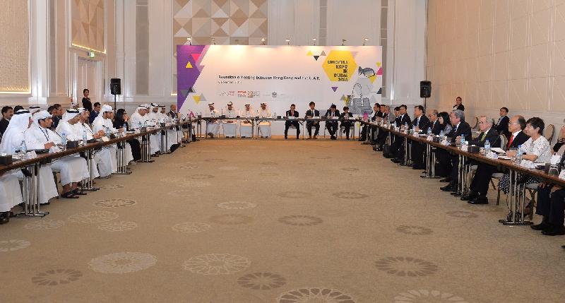 財政司司長曾俊華率領商貿代表團今日（杜拜時間十一月六日）訪問杜拜。圖示曾俊華（右四）與阿拉伯聯合酋長國（阿聯酋）經濟部次長Abdullah Ahmed Al Saleh（左四）共同主持圓桌會議。