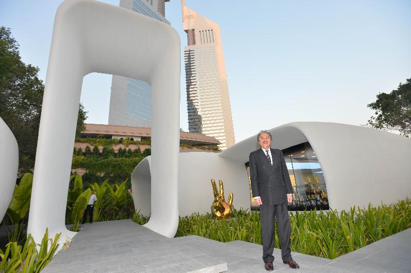 財政司司長曾俊華率領商貿代表團今日（杜拜時間十一月六日）訪問杜拜，期間參觀一座由三維打印技術製成的辦公室。