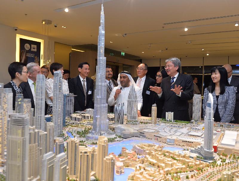 The Financial Secretary, Mr John C Tsang, who is leading a business mission, started his visit in Dubai today (November 6, Dubai time). Photo shows Mr Tsang (second right) receiving a briefing by a leading UAE-based global property developer on Dubai’s infrastructural development.