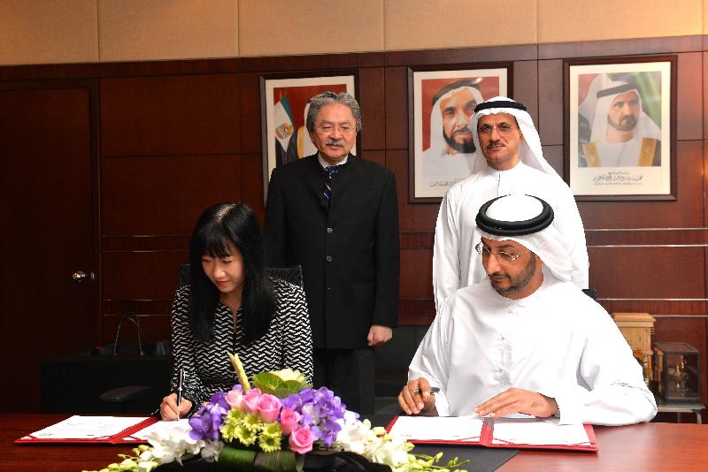 The Financial Secretary, Mr John C Tsang (back left), and the Minister of Economy of the United Arab Emirates (UAE), HE Sultan Bin Saeed Al Mansoori (back right), today (November 7, Dubai time) in Dubai, the UAE, witnessed the signing of a memorandum of understanding between the Ministry of Economy of the UAE and the Hong Kong Trade Development Council (HKTDC) by the Executive Director of the HKTDC, Ms Margaret Fong (front left), and the Undersecretary of the Ministry of Economy of the UAE, HE Abdullah Ahmed Al Saleh (front right).