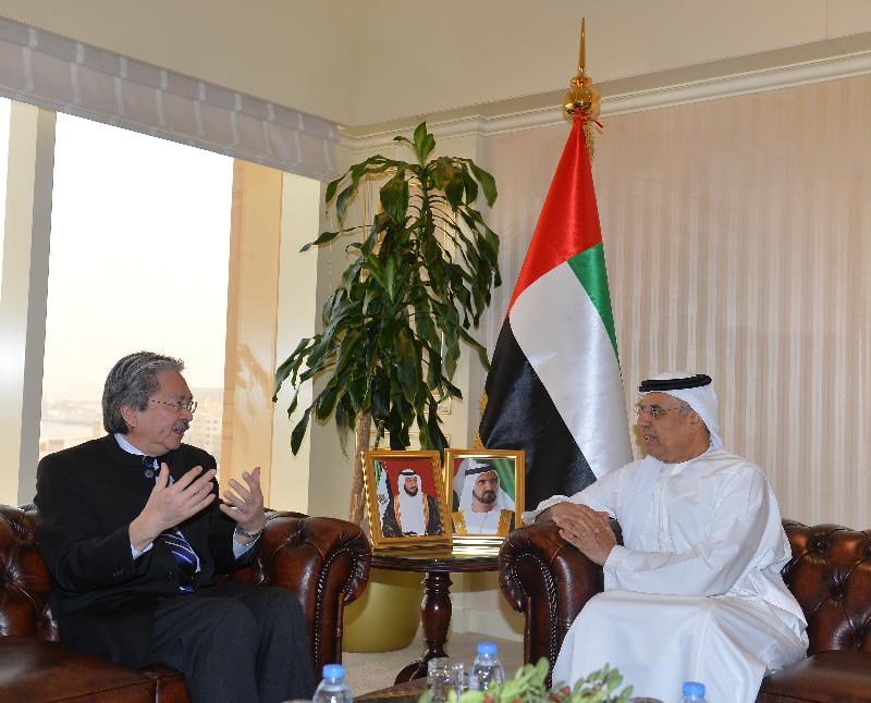 財政司司長曾俊華今日（杜拜時間十一月七日）繼續訪問阿拉伯聯合酋長國（阿聯酋）杜拜。圖示曾俊華（左）與阿聯酋財政部長Obaid Bin Humaid Al Tayer（右）會晤。