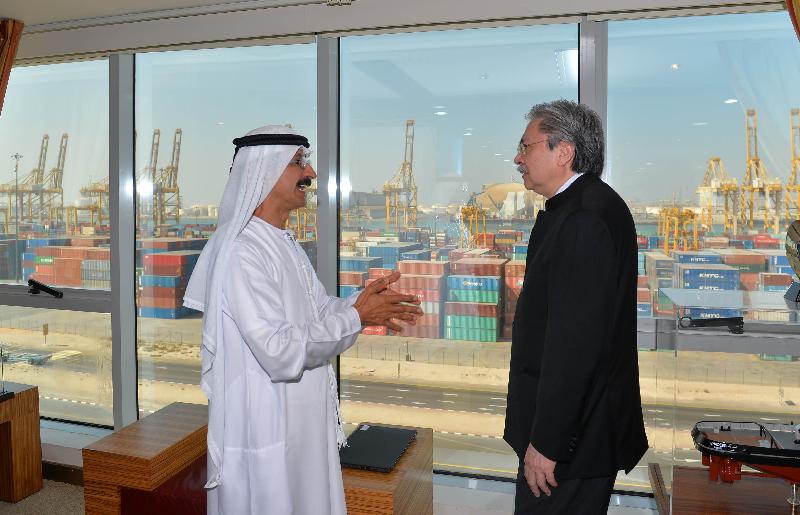 財政司司長曾俊華今日（杜拜時間十一月七日）到訪阿拉伯聯合酋長國杜拜DP World。DP World是全球其中一間規模最大的港口營運商。圖示曾俊華（右）與DP World主席及行政總裁Sultan Ahmed Bin Sulayem（左）會面。