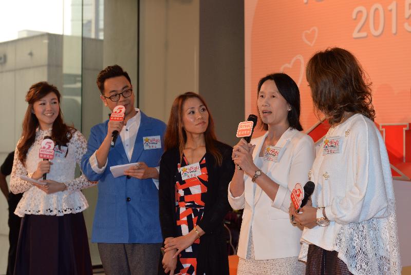 At the closing ceremony of the Star Parents Programme 2015-16 today (November 8), the Commissioner for Narcotics, Ms Manda Chan (second right), encourages parents to support their children in resisting the temptation of drugs. The Acting Assistant Director of Broadcasting (Radio and Corporate Programming), Miss Jace Au (centre), also attended the closing ceremony.