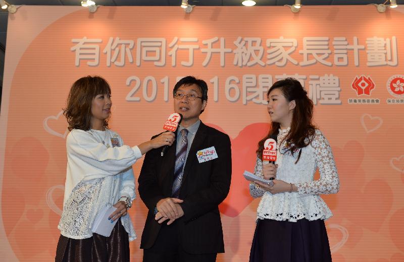 The Chairman of the Action Committee Against Narcotics, Dr Ben Cheung (centre), explains to participants the harm caused by abusing different kinds of drugs at the closing ceremony of the Star Parents Programme 2015-16 today (November 8).