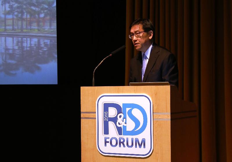 The Research & Development Forum 2016: Climate Ready@HK organised by the Drainage Services Department was held at the Hong Kong Science Museum in Tsim Sha Tsui today (November 8). Picture shows the Director of Drainage Services, Mr Edwin Tong, delivering a welcome speech.