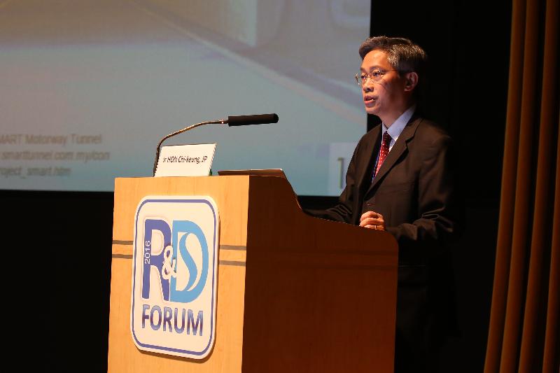 The Research & Development Forum 2016: Climate Ready@HK organised by the Drainage Services Department was held at the Hong Kong Science Museum in Tsim Sha Tsui today (November 8). Picture shows the Permanent Secretary for Development (Works), Mr Hon Chi-keung, delivering a keynote speech in the morning session.