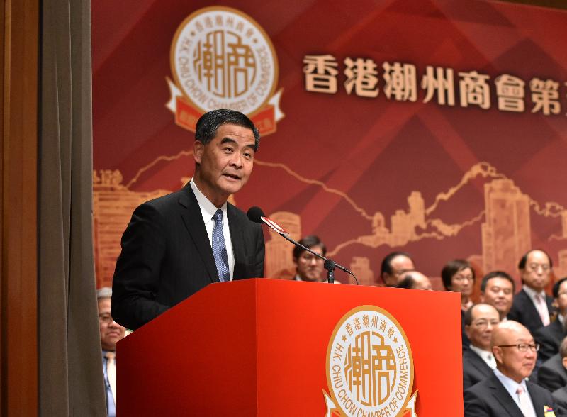 行政長官梁振英今晚（十一月八日）在香港會議展覽中心出席香港潮州商會第五十屆會董就職典禮，並在典禮上致辭。