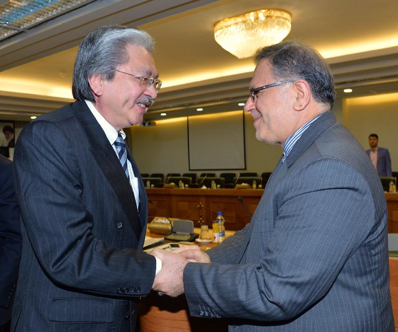 財政司司長曾俊華（左）今日（德黑蘭時間十一月八日）訪問伊朗德黑蘭，並與伊朗中央銀行行長賽伊夫會面。