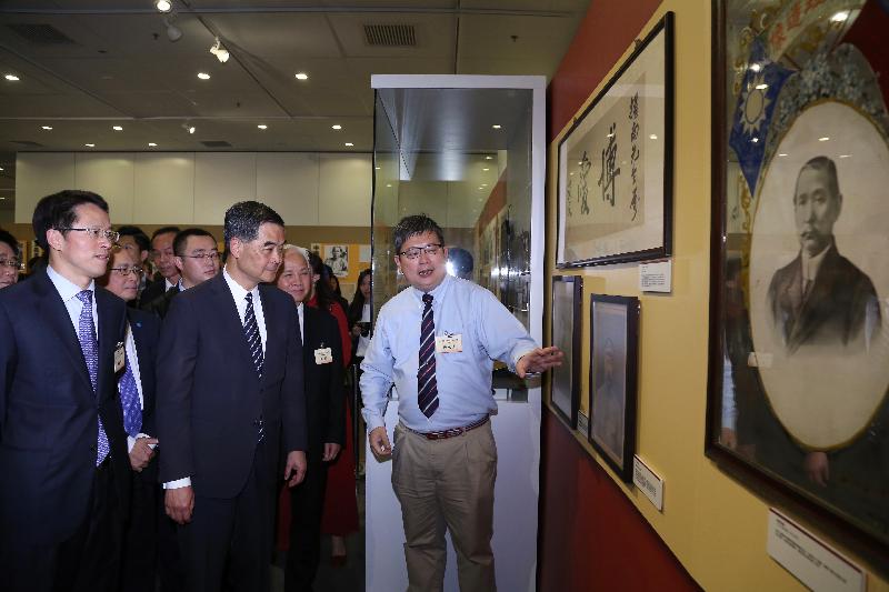 行政長官梁振英今日（十一月九日）在香港中央圖書館出席香港各界紀念孫中山誕辰150周年大型展覽開幕酒會。圖示梁振英（右二）參觀展覽。
